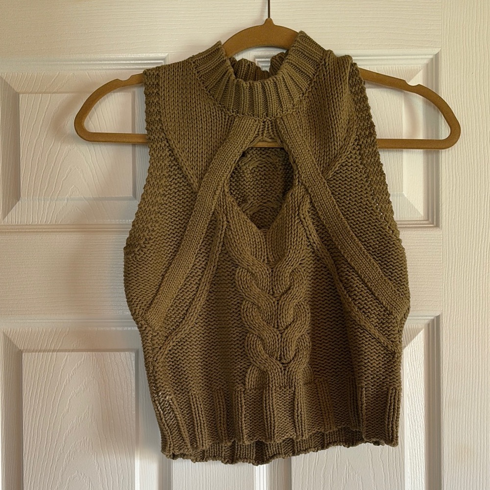 Chunky Knit Sleeveless Sweater in Olive